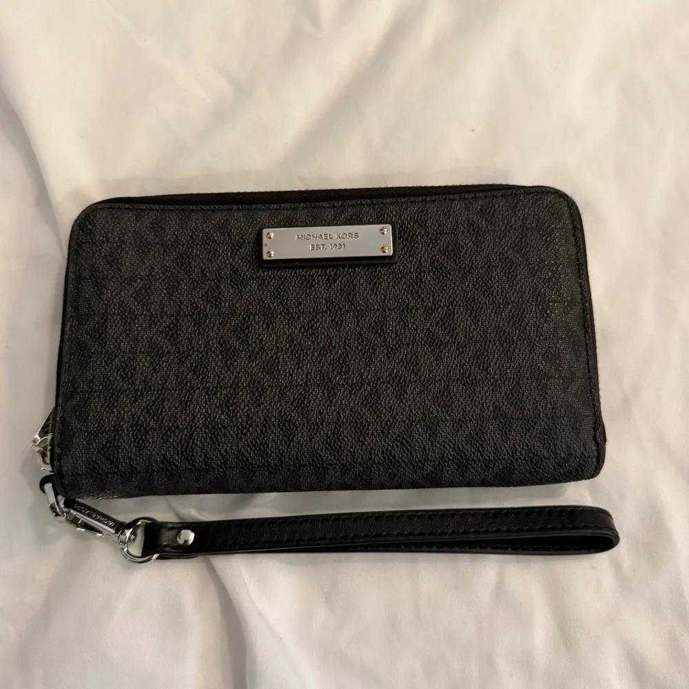 EUC Michael Kors Jet Set Large Signature Logo Smartphone Wallet